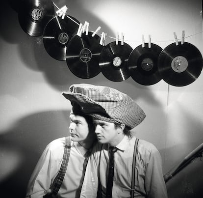 El diseñador Vaughn Oliver y el fotógrafo Nigel Grierson, creadores de la imagen gráfica de la discográfica 4AD.