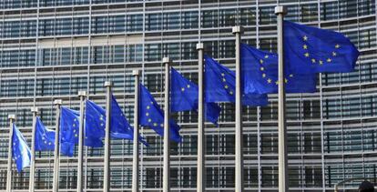 Imagen de archivo de las banderas que ondean frente a la sede de la Comisión Europea, Bruselas.