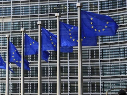 Imagen de archivo de las banderas que ondean frente a la sede de la Comisión Europea, Bruselas.