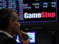 Operadores en la Bolsa de Nueva York frente a un cartel de GameStop, en junio de 2024.