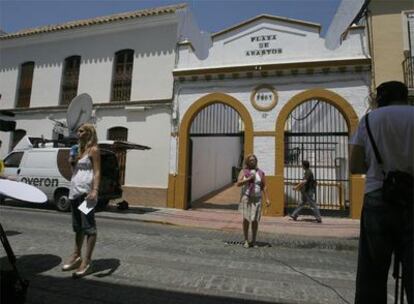 Entrada del mercado de El Viso del Alcor donde asesinaron ayer a un vigilante de seguridad.