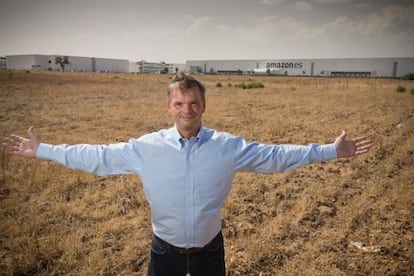 Fred Pattje, director general de operaciones de Amazon en España posa en los terrenos que ocupará el centro logístico.