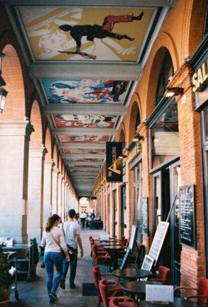 Fresco que recrea la famosa foto de Robert Capa 'Muerte de un miliciano', en la Place du Capitole, en Toulouse.