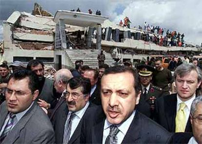 El primer ministro turco, Recep Tayyip Erdogan (en el centro), durante la visita que efectuó ayer a la zona afectada por el seísmo.