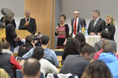 El ministro de Economía de Turingia, Matthias Machnig (i), se dirige a numerosos adolescentes españoles en un encuentro en el centro de competencias de la Asociación Alemana de Hoteles y Restaurantes (Dehoga) en Erfurt, Turingia (Alemania). Los 128 jóvenes españoles que se encuentran en la ciudad alemana de Erfurt a la espera, desde hace meses, de iniciar el programa de formación profesional se encuentran "tristes" e "indignados", pero confían en una salida tras haberse iniciado la firma de los primeros contratos.