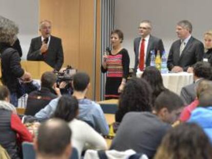 El ministro de Economía de Turingia, Matthias Machnig (i), se dirige a numerosos adolescentes españoles en un encuentro en el centro de competencias de la Asociación Alemana de Hoteles y Restaurantes (Dehoga) en Erfurt, Turingia (Alemania). Los 128 jóvenes españoles que se encuentran en la ciudad alemana de Erfurt a la espera, desde hace meses, de iniciar el programa de formación profesional se encuentran "tristes" e "indignados", pero confían en una salida tras haberse iniciado la firma de los primeros contratos.
