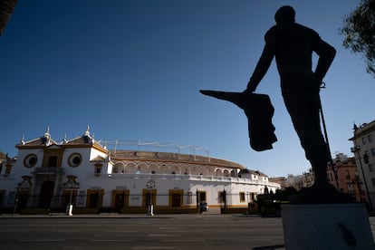 La plaza de toros de La Maestranza, desde el monumento a Pepe Luis Vázquez