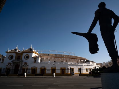 La plaza de toros de La Maestranza, desde el monumento a Pepe Luis Vázquez