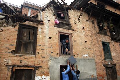 Afectados por el terremoto de Nepal salvan algunas de sus pertenencias de una casa dañada tras el terremoto en Lalitpur (Nepal).