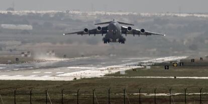 Un avió dels EUA surt de la base d'Incirlik, des de la qual s'han fet els atacs.