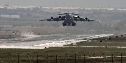 Un avió dels EUA surt de la base d'Incirlik, des de la qual s'han fet els atacs.