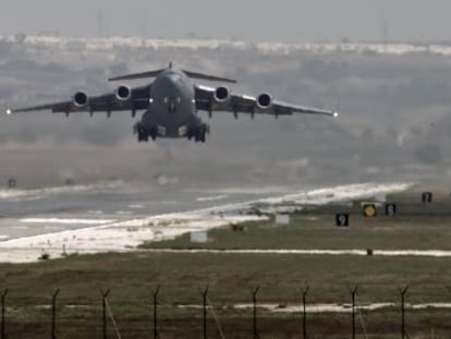 Un avió dels EUA surt de la base d'Incirlik, des de la qual s'han fet els atacs.