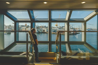 El ingeniero naval Manuel Portabales, junto al ventanal del 'Odn de Buen'.