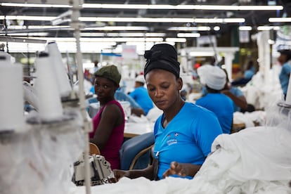 Empleada de la Zona Franca de Dajabón, República Dominicana, trabajando en la producción de ropa.