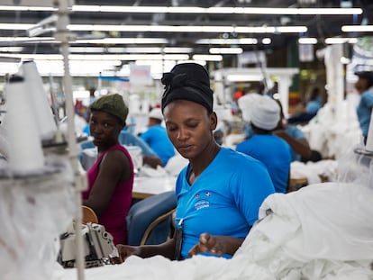 Empleada de la Zona Franca de Dajabón, República Dominicana, trabajando en la producción de ropa.