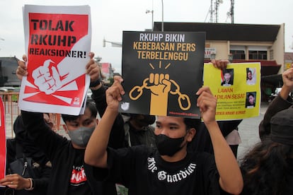 Activistas sostienen carteles durante una manifestación contra el nuevo Código Penal de Indonesia, este martes en Yakarta. En los carteles se lee: "Rechazad la reforma del Código Penal" y "El nuevo Código Penal amordaza la libertad de prensa". 