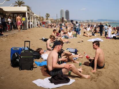 Turistas en una playa de Barcelona, la semana pasada.