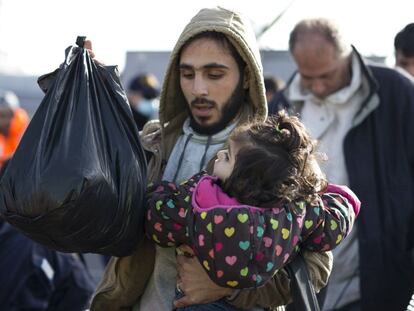 Un sirio y una ni&ntilde;a desembarcan este lunes de un buque griego tras una operaci&oacute;n de rescate en el mar Egeo.