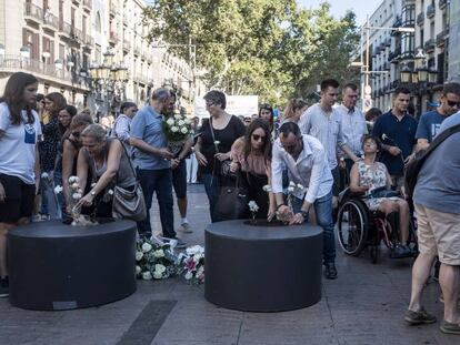 Víctimes i familiars realitzen una ofrena floral a la Rambla.