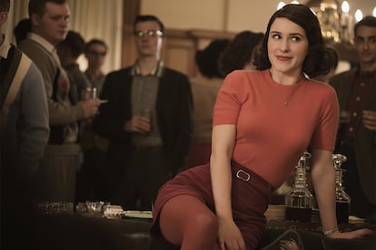 Podríamos enumerar infinitos motivos para engancharse a The Marvelous Mrs. Maisel, la serie de Amazon de la que todo el mundo habla. Es feminista, es divertida, Rachel Brosnahan está estupenda y se ha llevado dos Globos de Oro (mejor serie de comedia y mejor actriz de comedia) y cuatro Emmys. Sin duda en la lista tampoco podría faltar su vestuario. La prensa internacional está fascinada con cada uno de los looks creados por la figurinista Donna Zakowska. Y no es para menos.