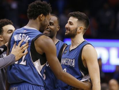 Wiggins felicita a Ricky tras el triple ganador.