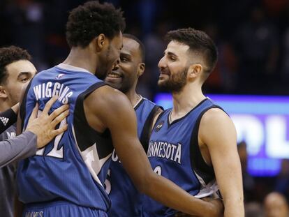 Wiggins felicita a Ricky tras el triple ganador.