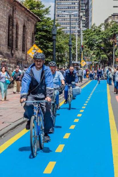 Ciclistas en la Carrera Séptima de Bogotá.