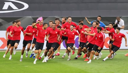 Los jugadores del Sevilla, en el entrenamiento previo a la gran final de la Europa League en Colonia ante el Inter.