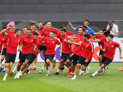Los jugadores del Sevilla, en el entrenamiento previo a la gran final de la Europa League en Colonia ante el Inter.
