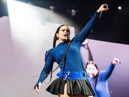 Rosalía, durante su concierto en Valencia, este sábado.