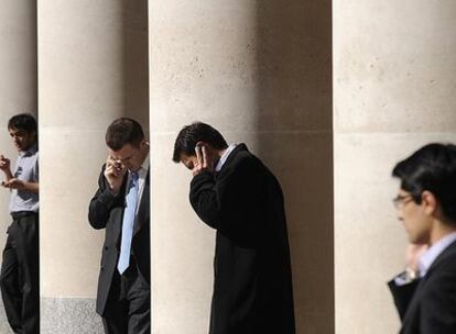 Trabajadores de la City de Londres mostraban su preocupación esta semana por los acontecimientos que afectan a toda la banca europea.