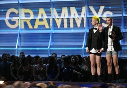Al duo no se le han caído los pantalones de la emoción al saberse ganadores de su primer Grammy. Que acabaran en calzoncillos sobre el escenario ha sido el resultado de una promesa que se hicieron hace años.