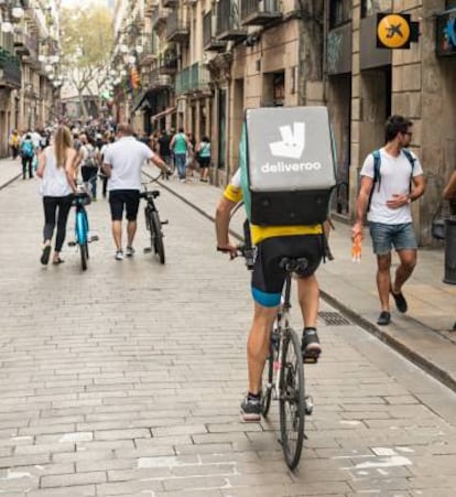 Un repartidor de Deliveroo circulando por Barcelona.