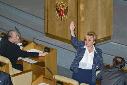 Una diputada rusa alza el brazo para indicar a los miembros de su grupo que voten a favor de la ratificación de Kioto.
