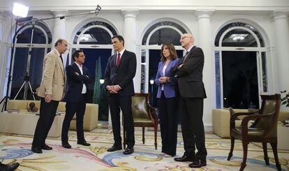 Pedro Sánchez charla con miembros de Televisión Española al finalizar la entrevista en La Moncloa.