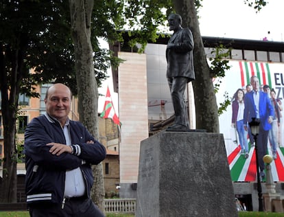 El presidente del Euzkadi Buru Batzar, Andoni Ortuzar, posa ante la estatua de Sabino Arana y la sede del PNV, la Sabin Etxea, en Bilbao el 2 de julio. FERNANDO DOMINGO-ALDAMA