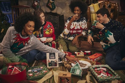 Año tras año, las marcas lanzan colecciones navideñas con este tipo de prendas como protagonistas. En la foto, la de Lefties para estas navidades.