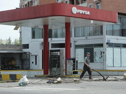 Un hombre camina frente a una gasolinera de PDVSA, en San Cristóbal (Venezuela).