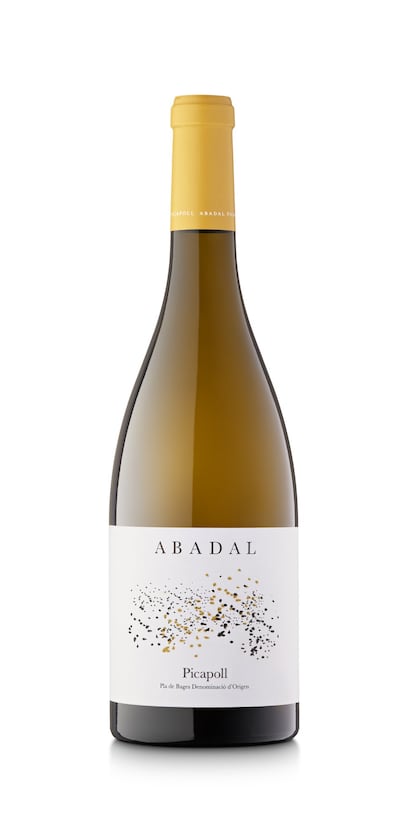 	El juego de la picapoll. La bodega Abadal presenta Picapoll 2018, la nueva añada del primer vino que salió al mercado elaborado cien por cien con la variedad picapoll. Un vino que recoge la esencia y el paisaje del Bages. Esta añada destaca por su complejidad aromática basada en fruta blanca y fruta de hueso (melocotón y albaricoque). Se aprecian los matices cítricos habituales de la variedad y las sensaciones balsámicas presentes en este nuevo vino (anisados, hinojo, menta blanc), que aportan frescor. Es boca es un vino elegante. Precio: 13,5 euros.