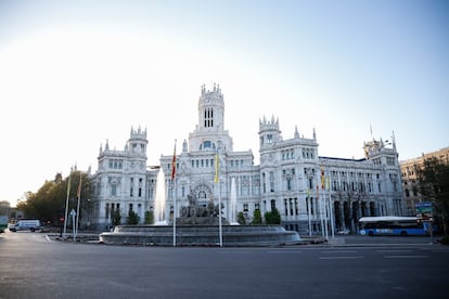 La fuente de Cibeles con el Ayuntamiento de Madrid, al fondo, este sábado.