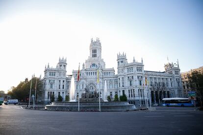 La fuente de Cibeles con el Ayuntamiento de Madrid, al fondo, este sábado.