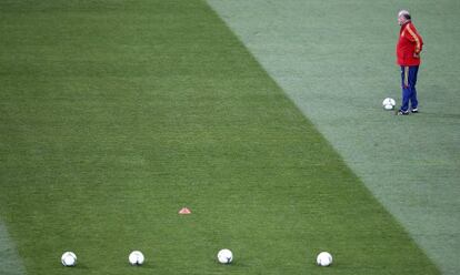 Del Bosque observa a los jugadores durante el entrenamiento.