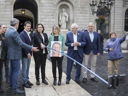 Preparació del 'selfi' conjunt dels set candidats.