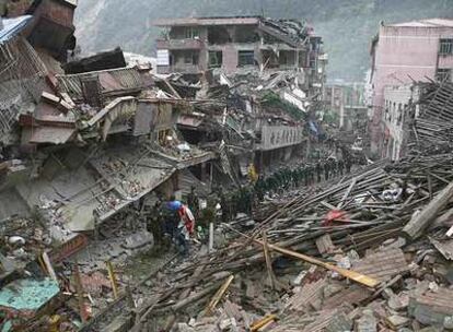 Una columna de soldados en labores de rescate entre los escombros en la comarca  de Beichuan, a 160 kilómetros del epicentro del terremoto.