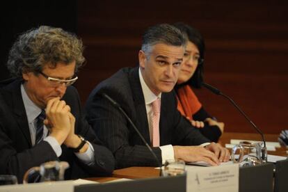 El secretario general de SEA, Juan Ugarte en el centro con el presidente del CRL, Tomás Arrieta