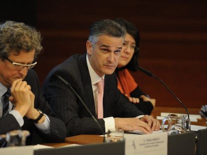 El secretario general de SEA, Juan Ugarte en el centro con el presidente del CRL, Tomás Arrieta