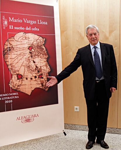 Mario Vargas Llosa posa junto a un cartel que reproduce la  portada de su novela 'El sueño del celta', editada por Alfaguara y que se ha puesto a la venta en 17 países de habla hispana.