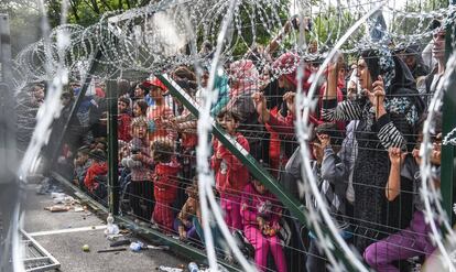 Un grupo de refugiados, en la frontera entre Hungr&iacute;a y Serbia.