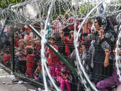 Un grupo de refugiados, en la frontera entre Hungr&iacute;a y Serbia.