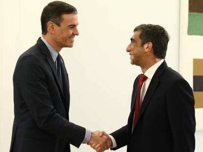 El presidente del Gobierno, Pedro Sánchez, saluda al consejero delegado de GlobalLogic, Nitesh Banga.